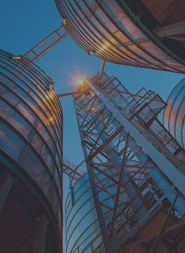 Grupo de silos con una escalera representando al sector industrial