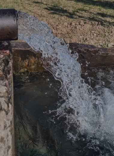imagen de agua de pozo representando agua cruda